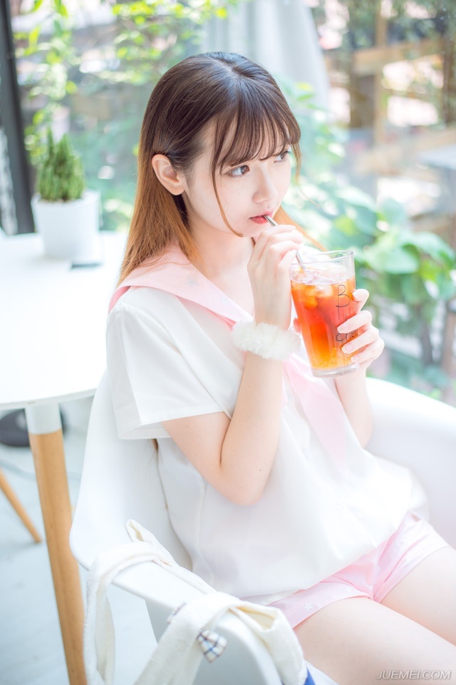 众人闻言不禁面色一变，千万大钱的利润，一年就可以收获，而且不用藏着掖着，抢钱都没这么快吧？不少人纷纷露出行动的神色，刘璝面色有些复杂，原以为是自己占了便宜，但如今想来，自己不过是被人家当成长期宰割的肉，关中其实没有损失什么，反而从他身上赚了不少，倒贴帮人打工，最后还嘲笑人家傻，现在想来，自己才是真傻。
